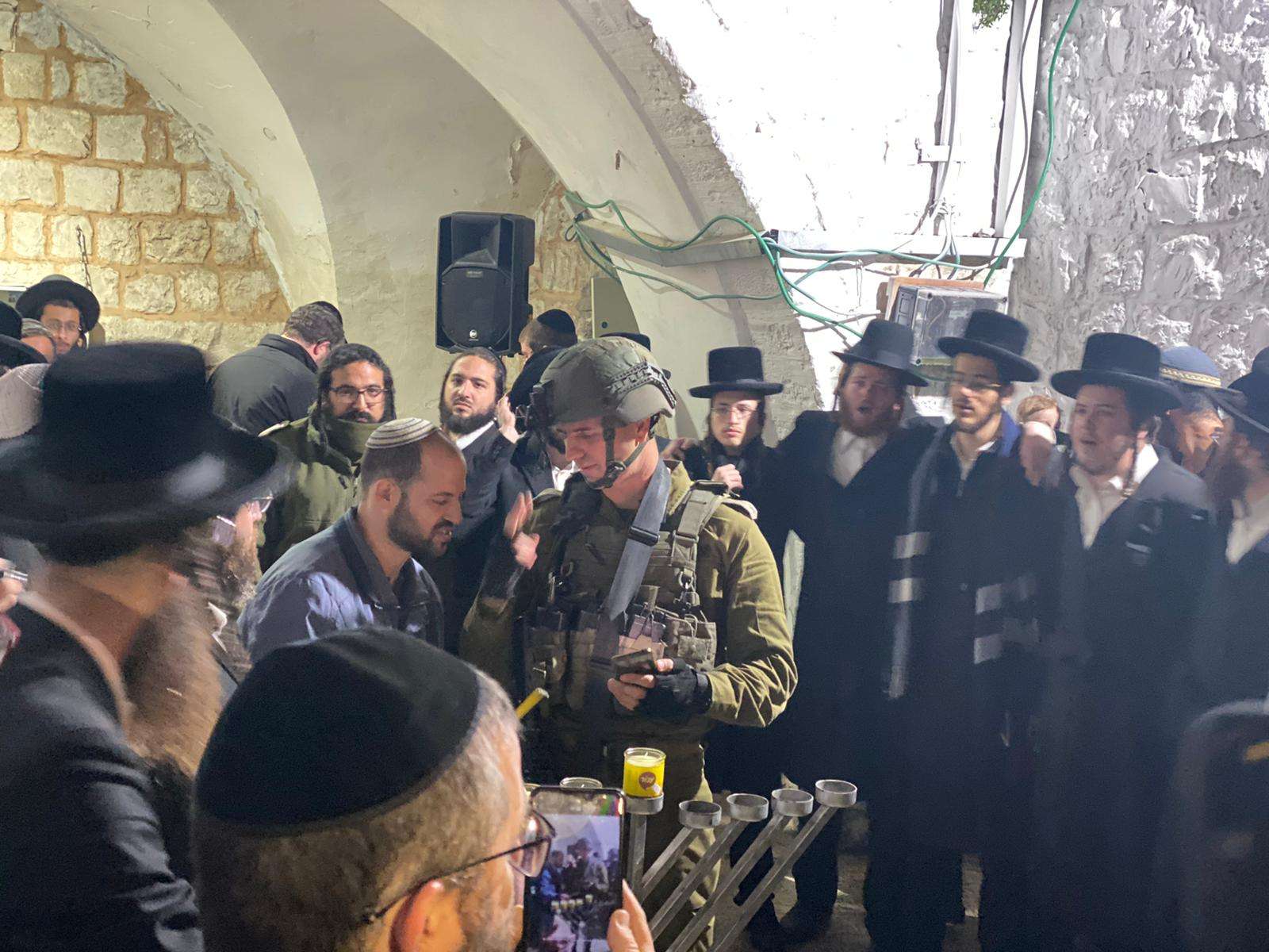 נר רביעי של חנוכה בקבר יוסף הצדיק - TOV אקטואליה יהודית