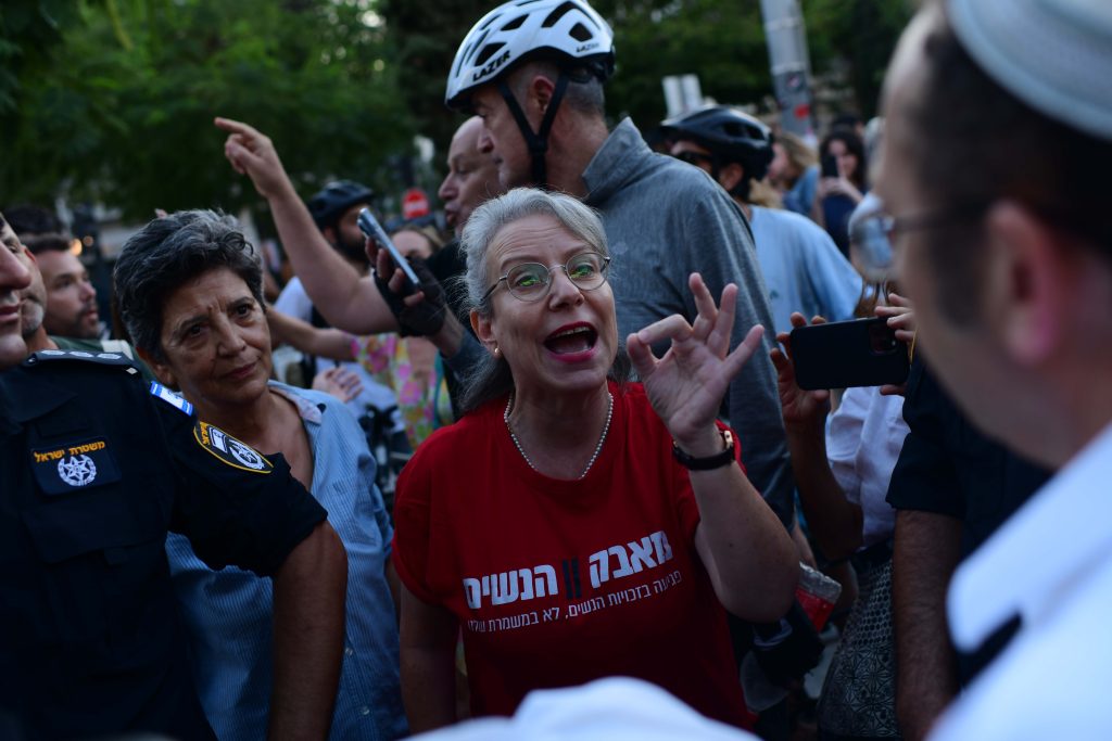 קומץ קיצוני גורם להתפזרות המתפללים ביום כיפור תשפ"ד (תומר נאוברג, פלאש 90)